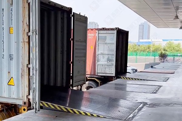 海外工厂装卸货平台交付就位现场